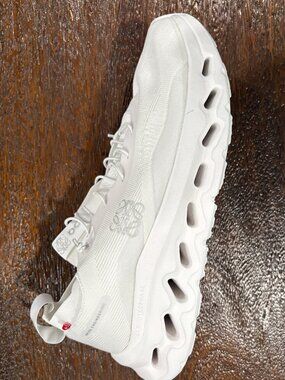 On Clouds White Amputee Right Foot Shoe Men's US sz 11  Swiss Engineering